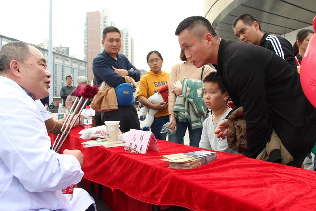 讀者節(jié)中醫(yī)院展臺“門庭若市”  特色中醫(yī)護理好評如潮(圖1)