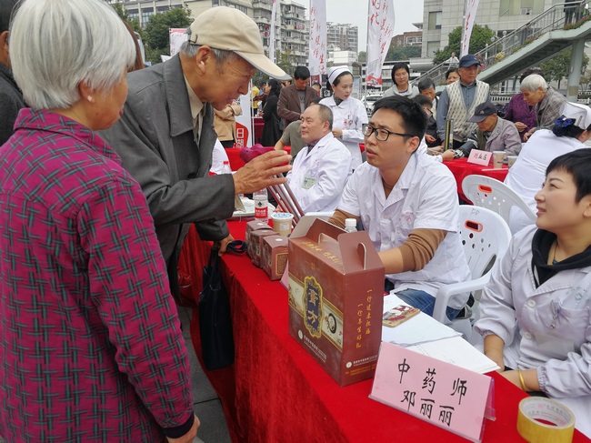 讀者節(jié)中醫(yī)院展臺“門庭若市”  特色中醫(yī)護理好評如潮(圖5)