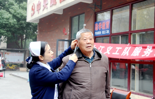 薪傳甲子 筑夢遠航——60年院慶系列義診之大江義工隊走進中央城社區(qū)(圖3)