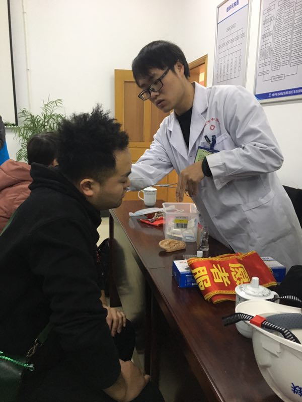 送健康 送溫暖 我院志愿者關愛軌道交通一線建設者在行動(圖5)