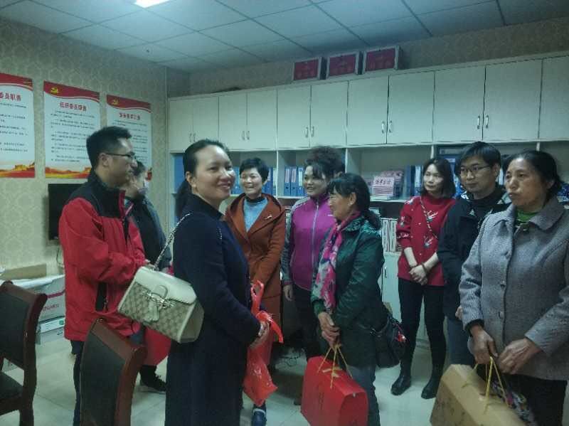 社區(qū)聯(lián)動 幫扶助困——外二支部慰問柏莊社區(qū)困難黨員和居民(圖1)