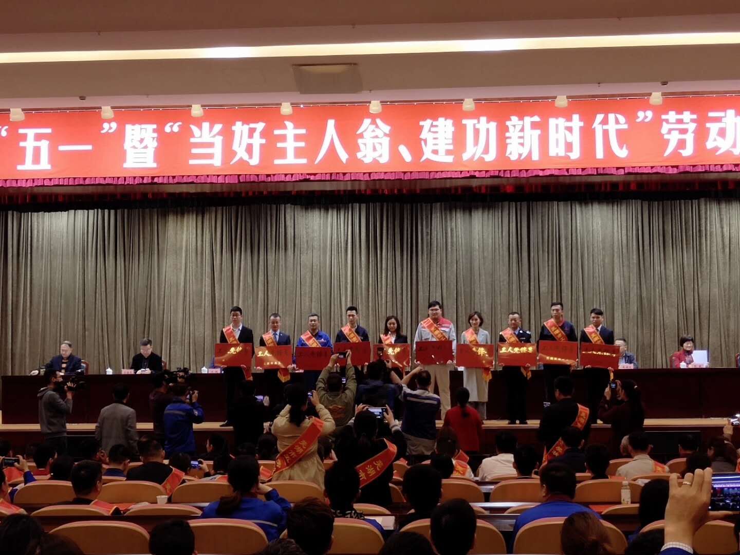 我院重癥醫(yī)學(xué)科（ICU）喜獲蕪湖市“工人先鋒號”集體稱號(圖1)