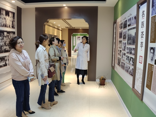 見證發(fā)展變遷 傳承中醫(yī)文化-----弋江橋街道社區(qū)衛(wèi)生服務(wù)中心來我院院史館參觀(圖1)
