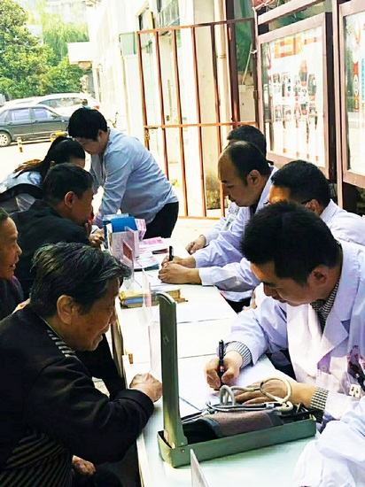 便民服務(wù)暖人心—-我院深入李巷社區(qū)開展義診活動(dòng)(圖2)