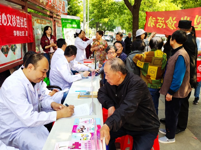 便民服務(wù)暖人心—-我院深入李巷社區(qū)開展義診活動(dòng)(圖3)