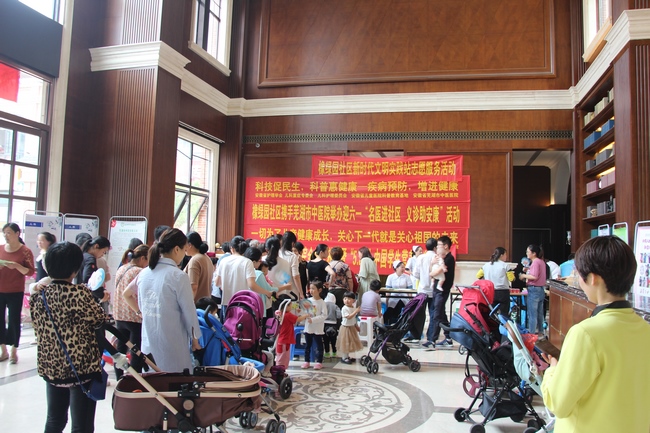 相約六一第七載 健康科普進(jìn)社區(qū)——兒科“慶六一”大型義診活動走進(jìn)橡綠園社區(qū)(圖1)