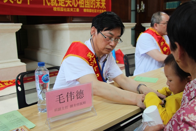 相約六一第七載 健康科普進(jìn)社區(qū)——兒科“慶六一”大型義診活動走進(jìn)橡綠園社區(qū)(圖3)