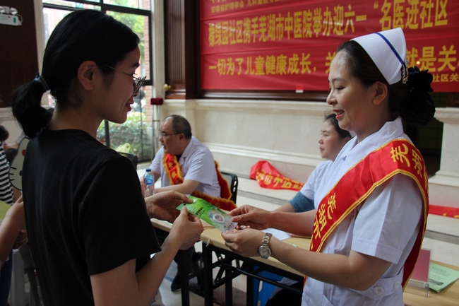 相約六一第七載 健康科普進(jìn)社區(qū)——兒科“慶六一”大型義診活動走進(jìn)橡綠園社區(qū)(圖5)