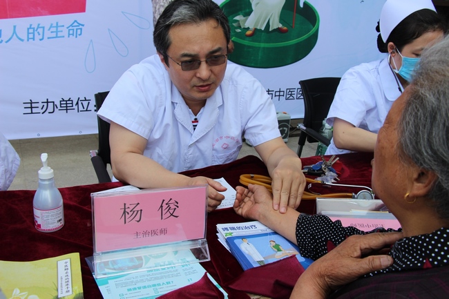 我院聯(lián)合弋磯山街道舉辦5.31世界無(wú)煙日健康進(jìn)社區(qū)主題活動(dòng)(圖3)