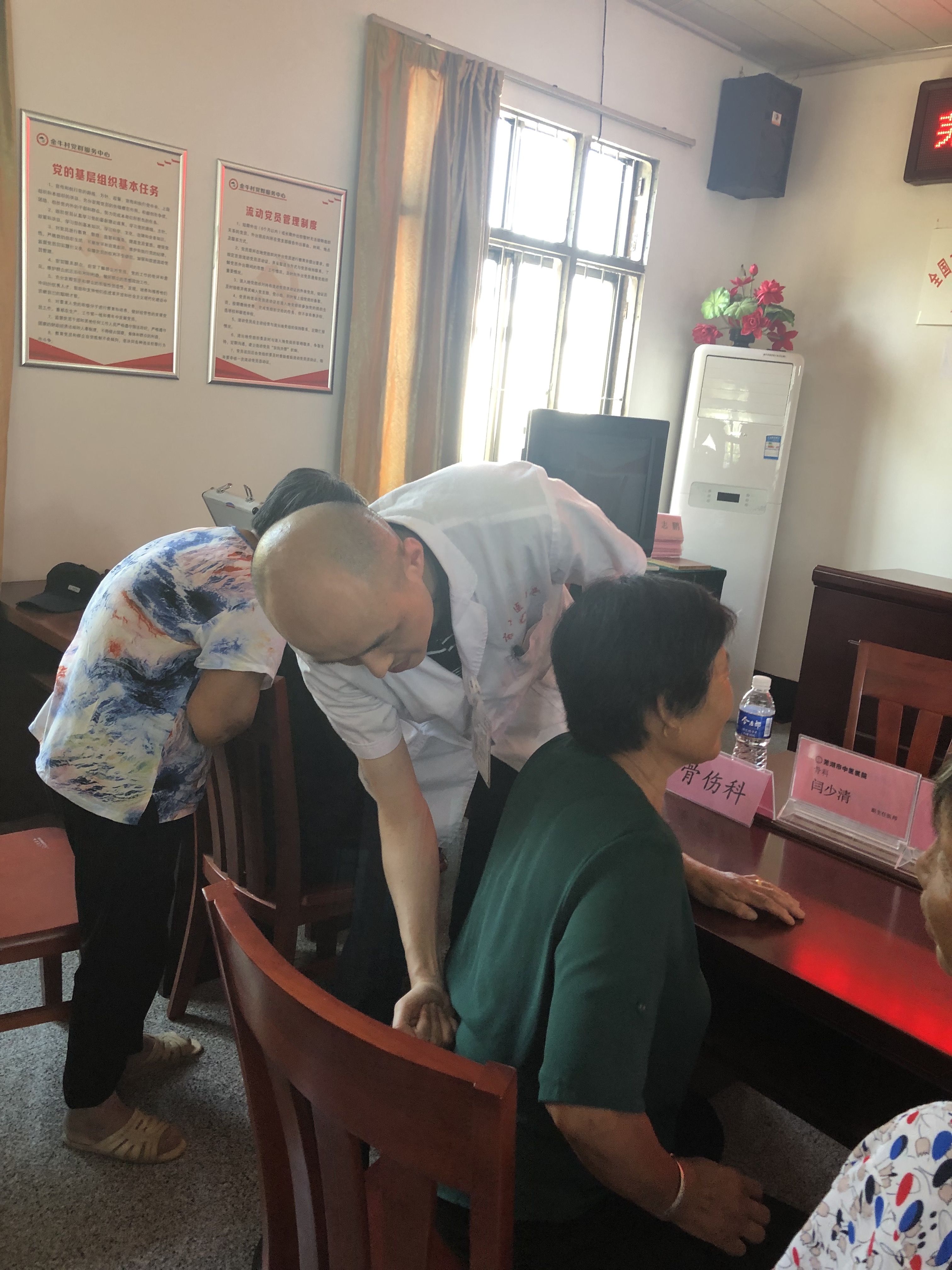 慶“七一”我院黨員志愿者醫(yī)療服務隊赴無為開展義診活動(圖3)