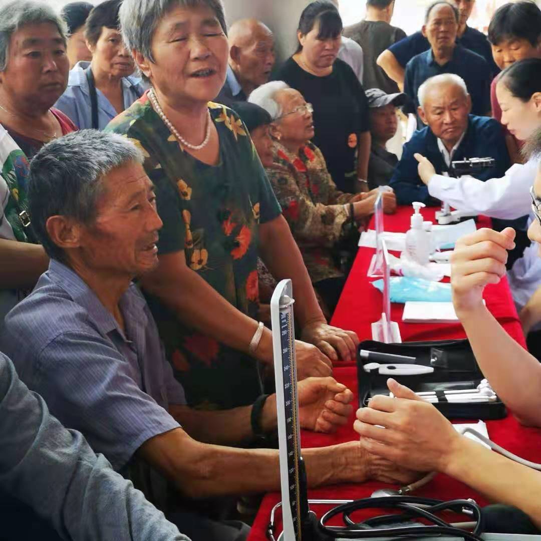 不懼酷暑 紅手環(huán)在行動(dòng)——腦病科赴利辛為居民進(jìn)行健康義診(圖2)