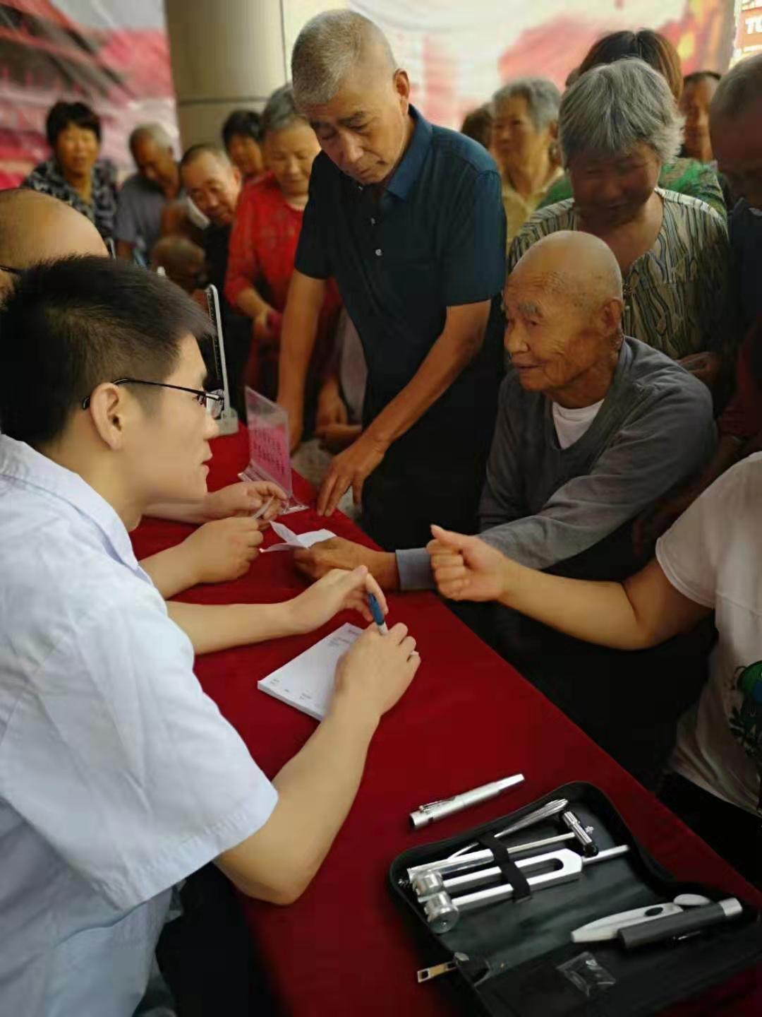 不懼酷暑 紅手環(huán)在行動(dòng)——腦病科赴利辛為居民進(jìn)行健康義診(圖3)