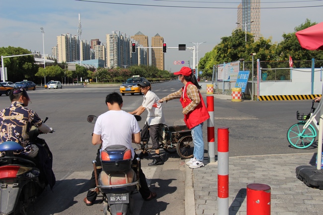 志愿服務(wù) 文明出行——我院志愿者積極參與炎夏志愿活動(dòng)(圖1)