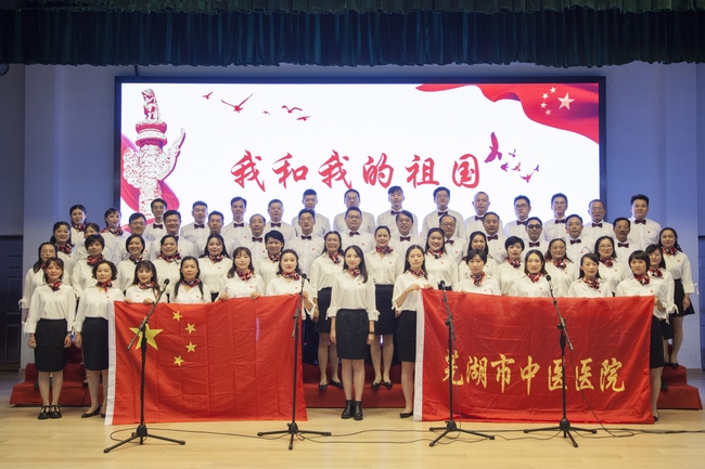 我和我的祖國(guó)―我院合唱隊(duì)參加學(xué)校“我和我的祖國(guó)”教職工大合唱(圖5)