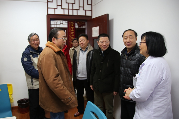 校領(lǐng)導(dǎo)深入我院看望慰問醫(yī)護(hù)人員(圖1)