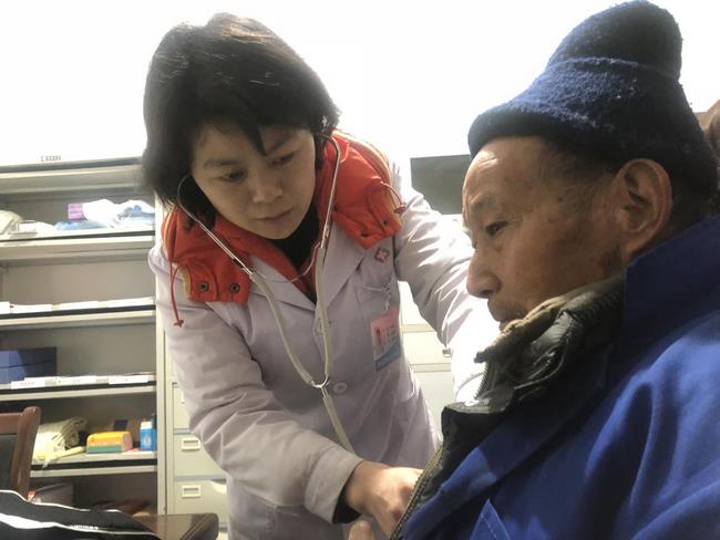 情系駐村醫(yī)生 助力脫貧攻堅——市衛(wèi)健委、市中醫(yī)院領(lǐng)導帶隊慰問我市“百醫(yī)駐村”醫(yī)生(圖3)