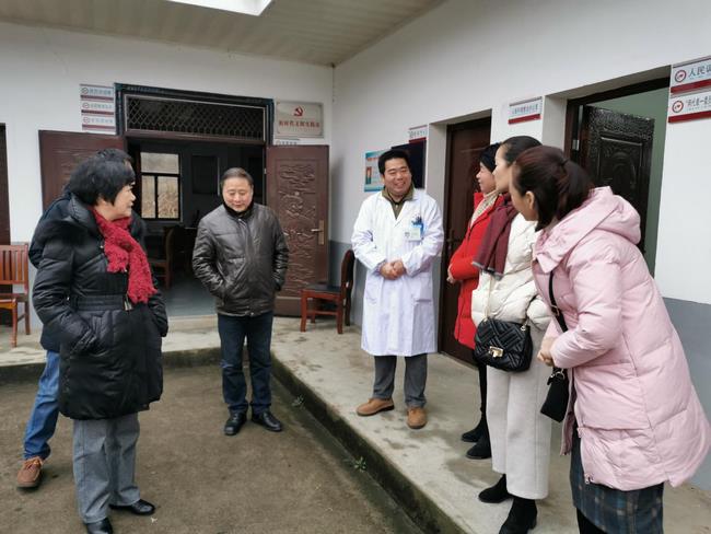 情系駐村醫(yī)生 助力脫貧攻堅——市衛(wèi)健委、市中醫(yī)院領(lǐng)導帶隊慰問我市“百醫(yī)駐村”醫(yī)生(圖9)