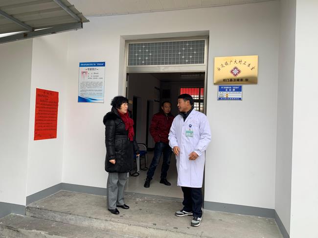 情系駐村醫(yī)生 助力脫貧攻堅——市衛(wèi)健委、市中醫(yī)院領(lǐng)導帶隊慰問我市“百醫(yī)駐村”醫(yī)生(圖11)
