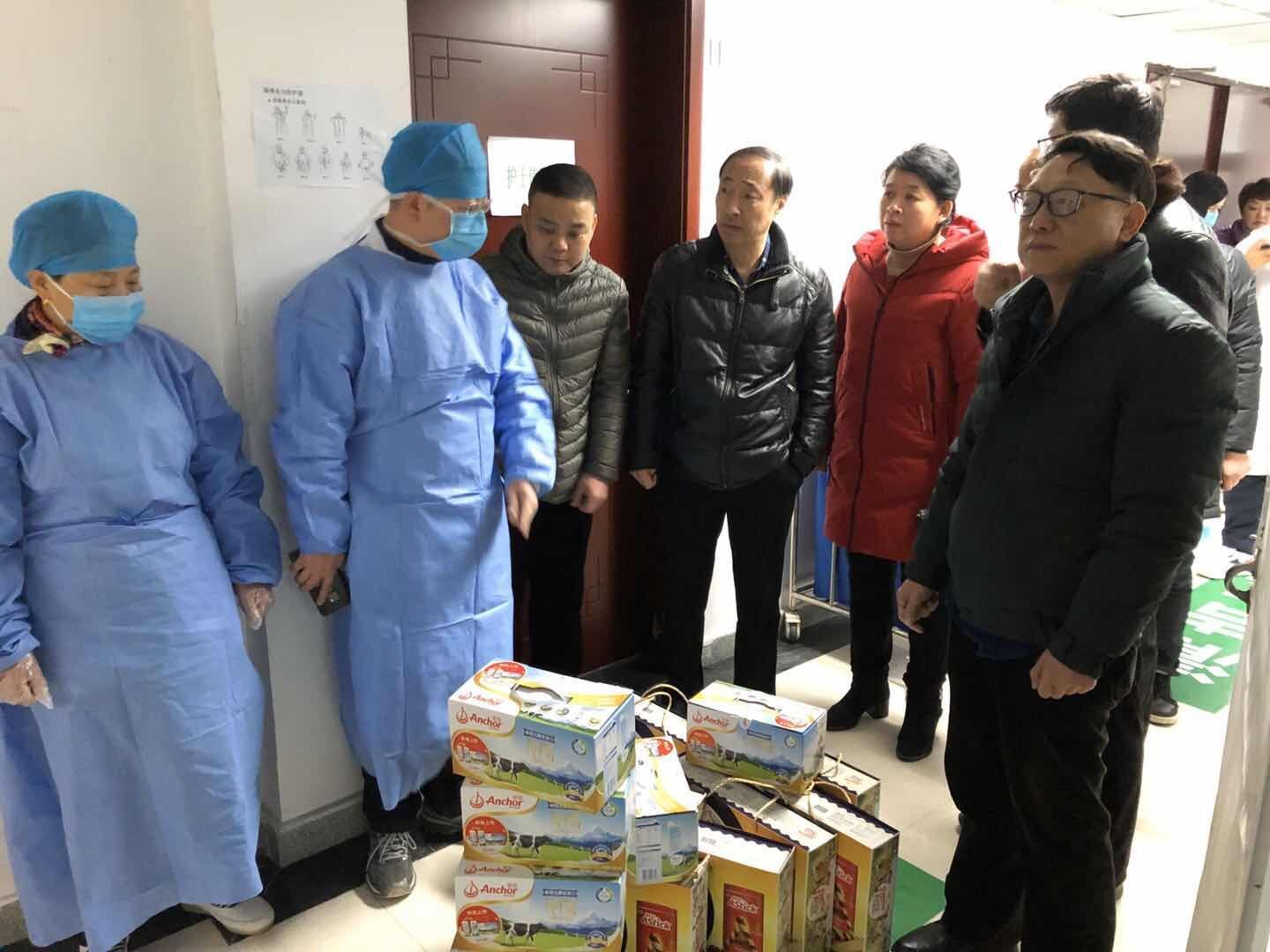 正月初一，院領(lǐng)導(dǎo)深入防控工作一線慰問(wèn)廣大醫(yī)護(hù)職工(圖1)