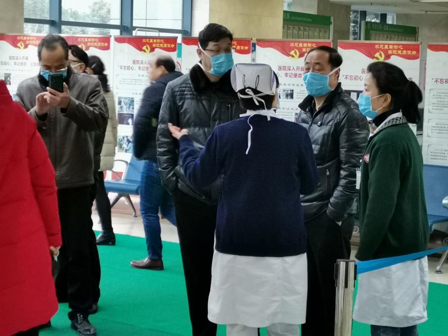 正月初一，院領(lǐng)導(dǎo)深入防控工作一線慰問(wèn)廣大醫(yī)護(hù)職工(圖3)