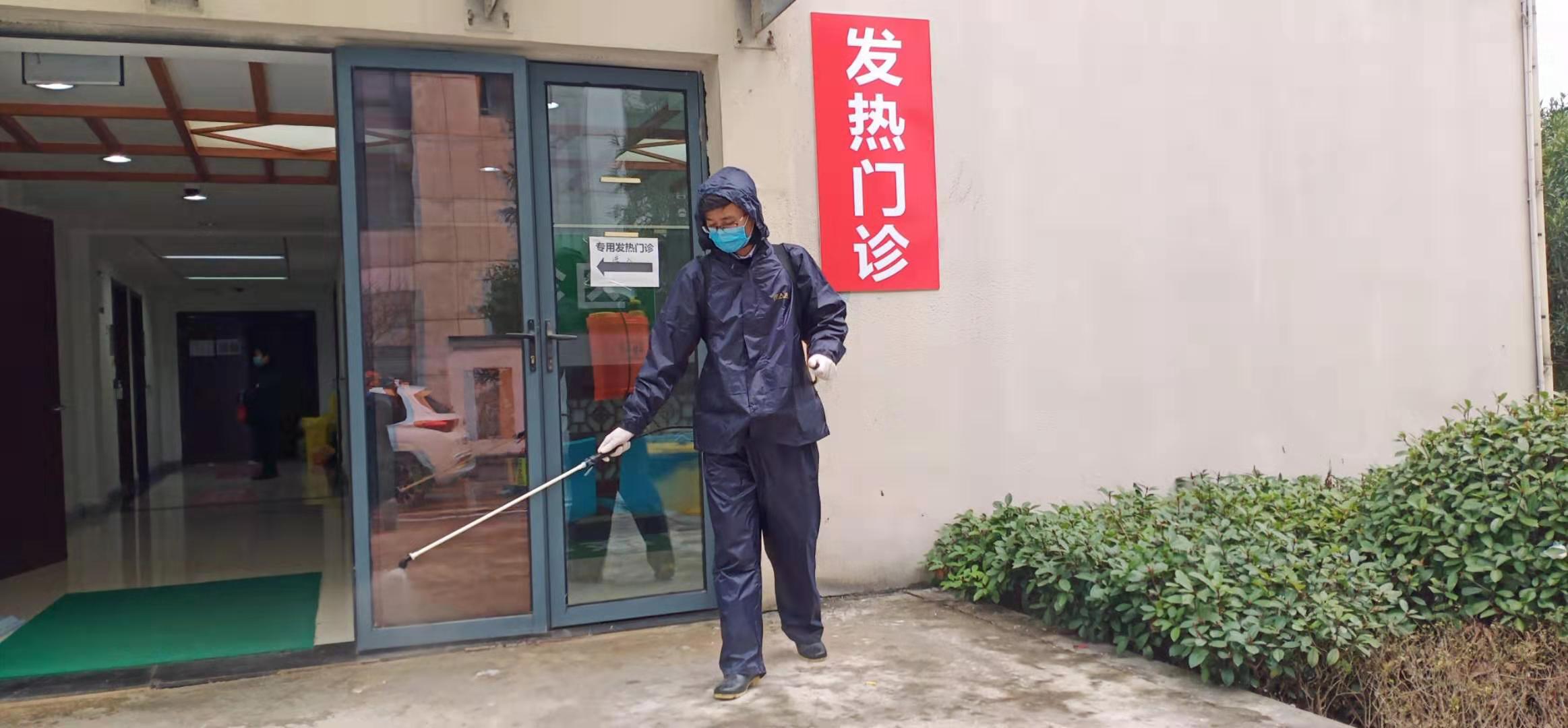 最美逆行 你我同行——醫(yī)院總務(wù)部門(mén)做好環(huán)境消毒保障患者就診安全(圖8)