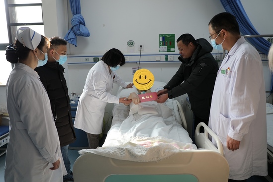 春節(jié)慰問(wèn)送溫暖   醫(yī)院關(guān)懷暖人心  ——院工會(huì)開(kāi)展節(jié)前走訪(fǎng)慰問(wèn)病困職工活動(dòng)(圖6)