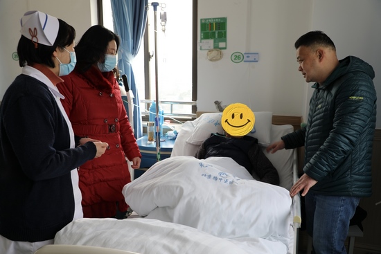 春節(jié)慰問(wèn)送溫暖   醫(yī)院關(guān)懷暖人心  ——院工會(huì)開(kāi)展節(jié)前走訪(fǎng)慰問(wèn)病困職工活動(dòng)(圖2)