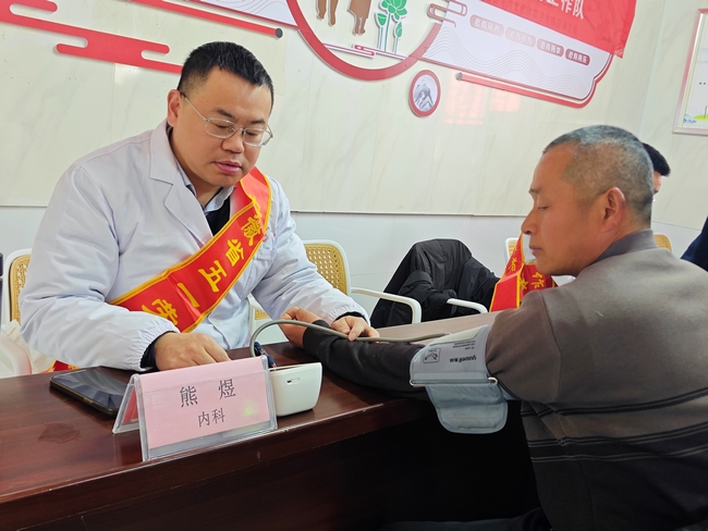 踐行雷鋒精神，勞模義診暖民心——我院開展學(xué)雷鋒義診志愿服務(wù)活動(dòng)(圖2)