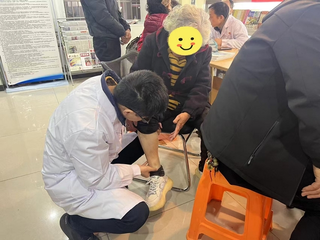 醫(yī)院黨委引領(lǐng)多黨支部進(jìn)社區(qū)：傳播健康 知識(shí) 踐行黨員擔(dān)當(dāng)(圖4)