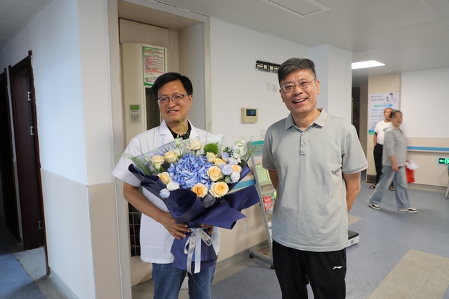 德馨于行 技精于勤|院領(lǐng)導(dǎo)一線慰問(wèn)暖人心 醫(yī)師節(jié)致敬醫(yī)者顯真情(圖1)
